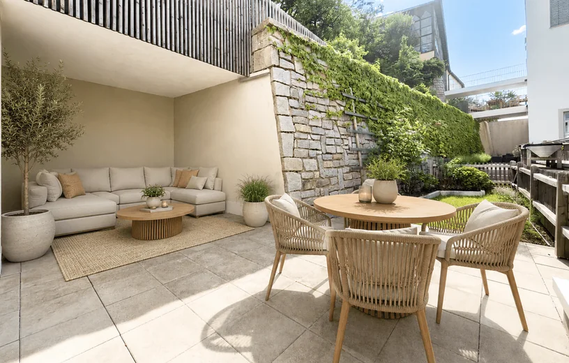 Terrasse mit Sitzgruppe und Gartenmauer