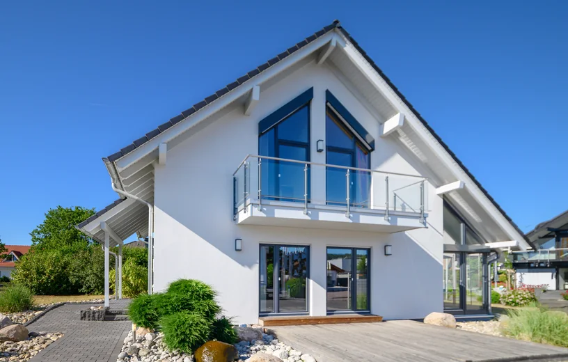 Weißes Einfamilienhaus mit großer Glasfront
